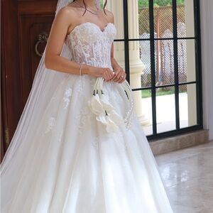 Elegant White Lace Wedding Dress